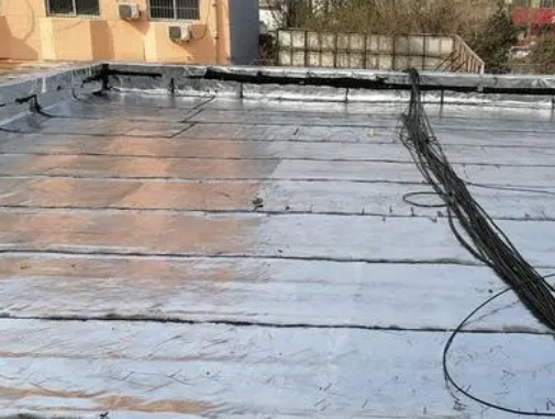 枣庄卫生间漏水维修公司分享下枣庄屋面楼顶防水刚性防水层施工要点。